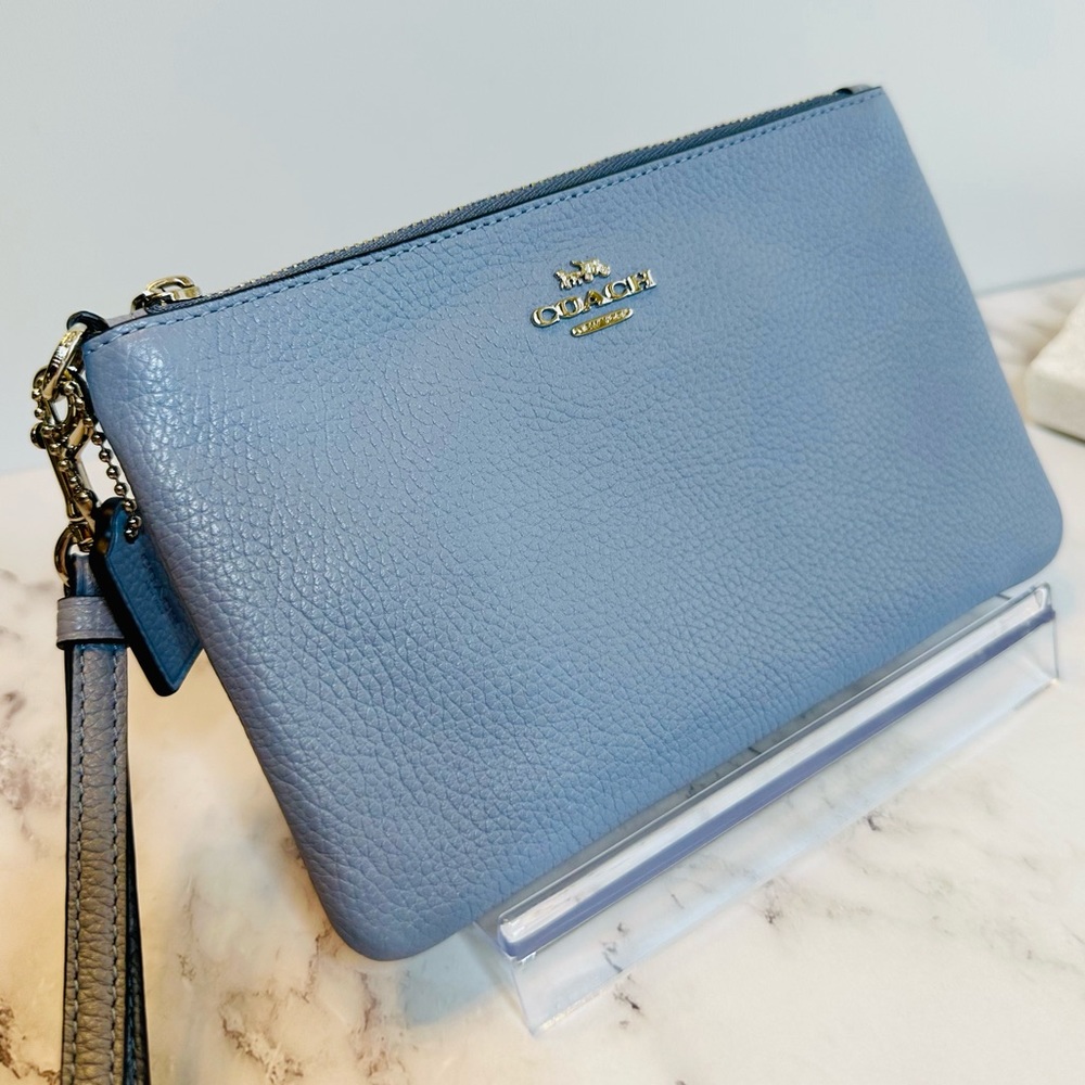 NWOT! Coach Small Periwinkle Pebble Leather Wristlet Pouch